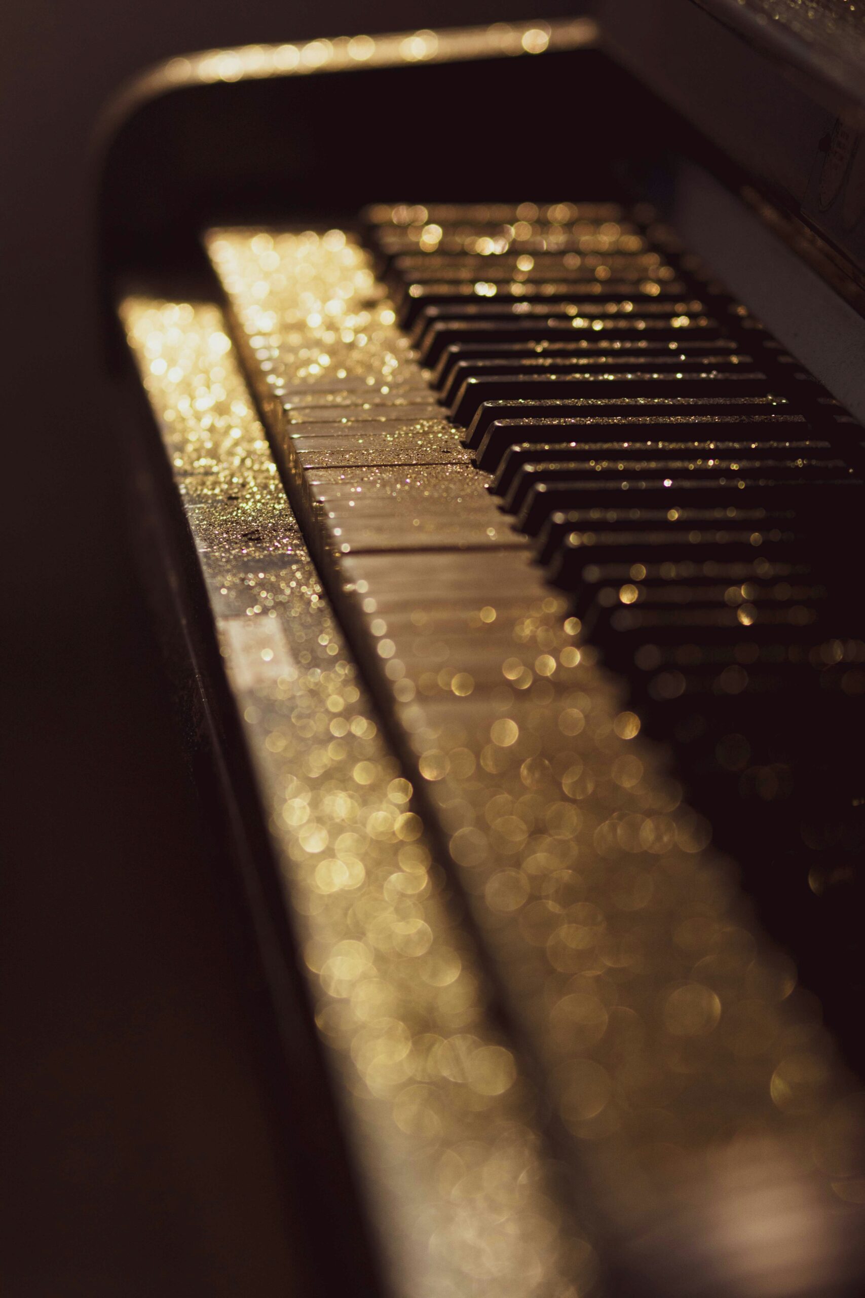Piano-mit-Goldstaub-scaled.jpg