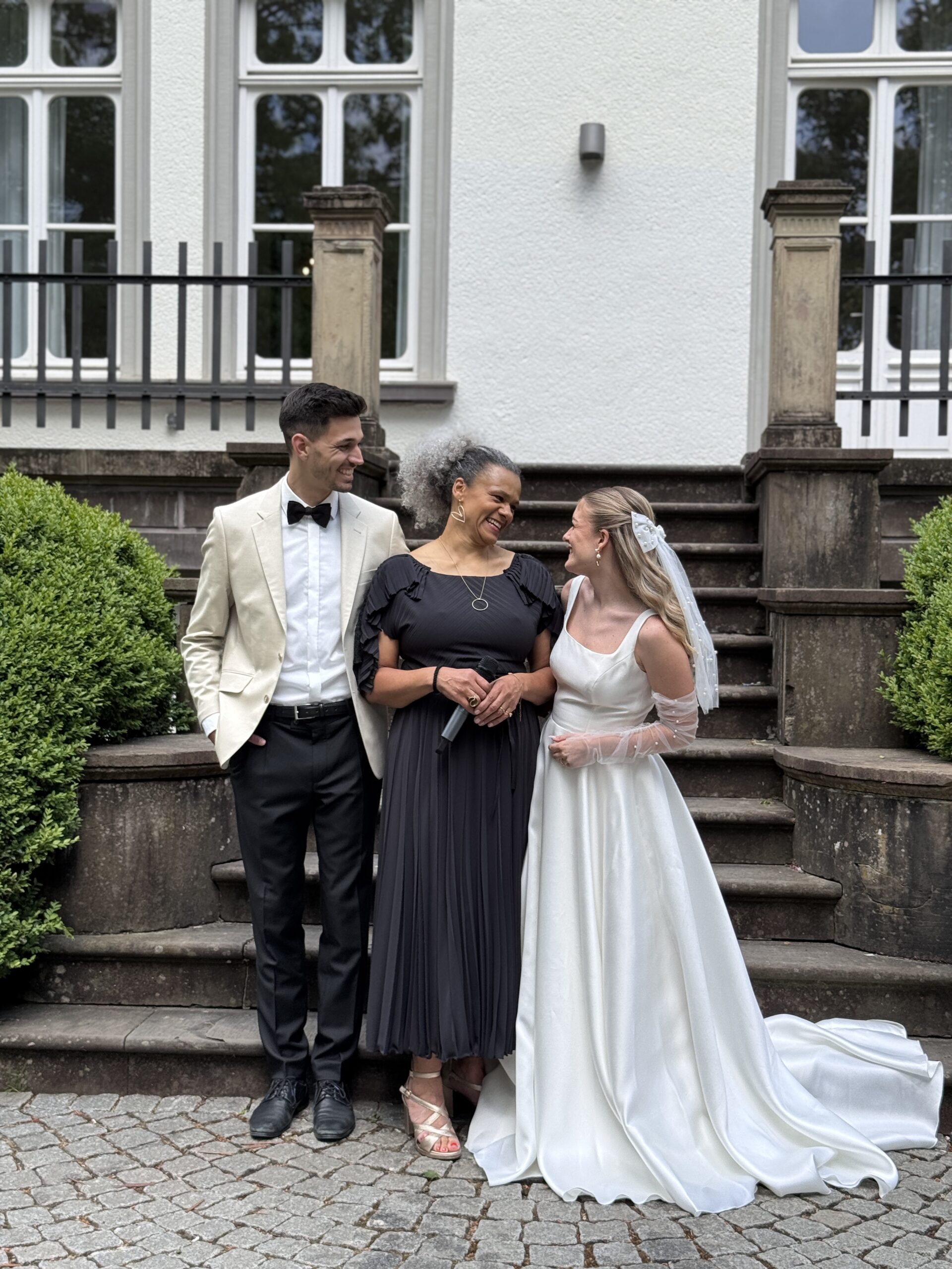 Hochzeitssängerin Aayana Bato und Brautpaar