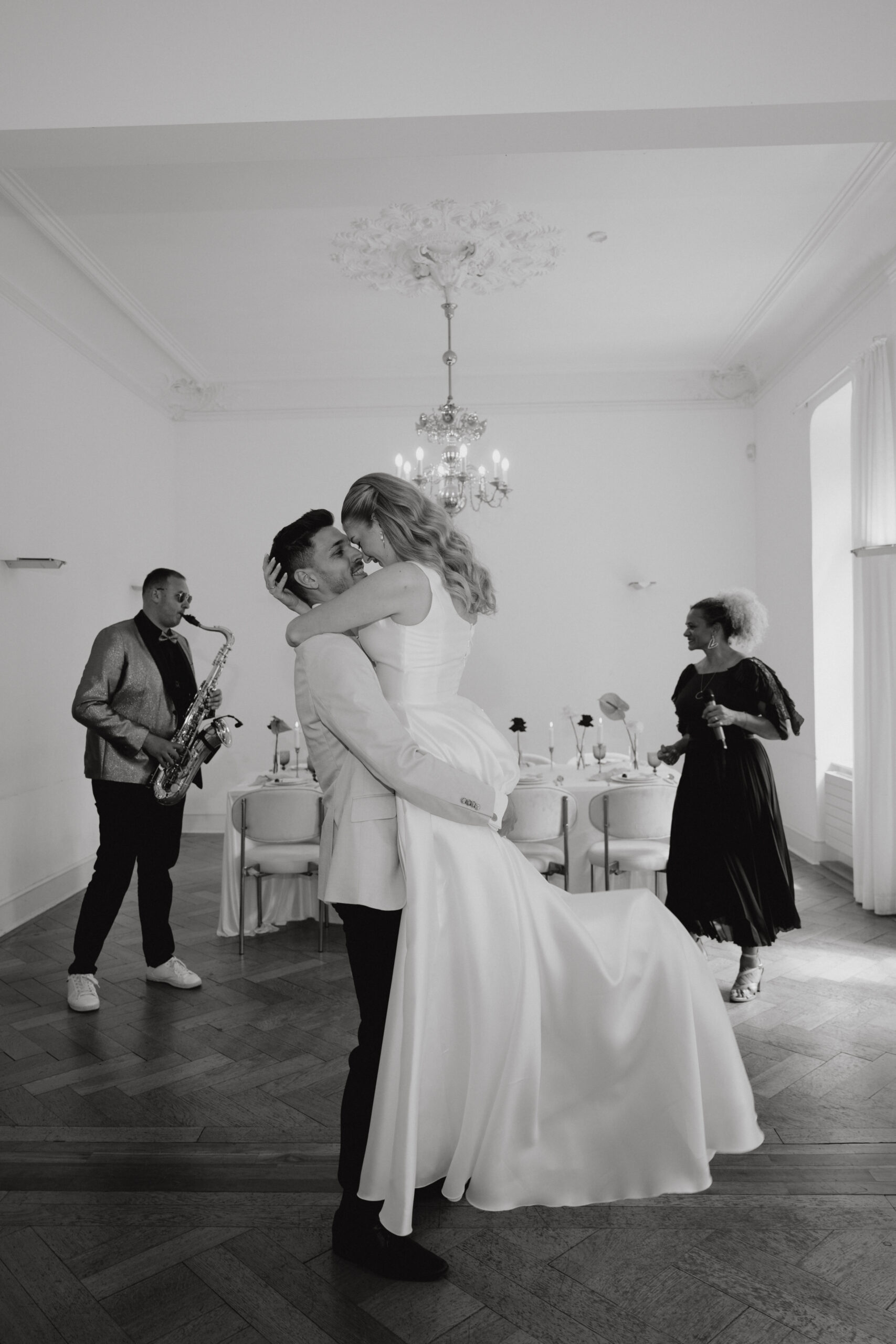 Hochzeitspaar tanzen Sängerin Aayana Batô