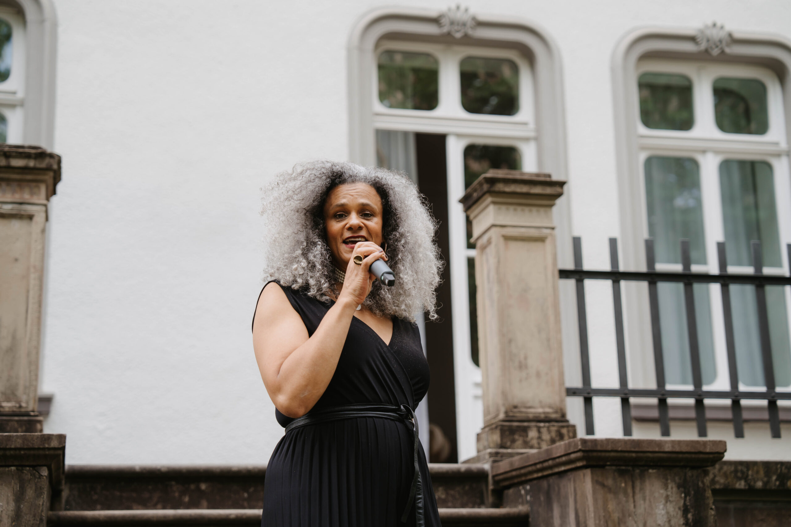 Hochzeitssängerin Aayana Batô singt