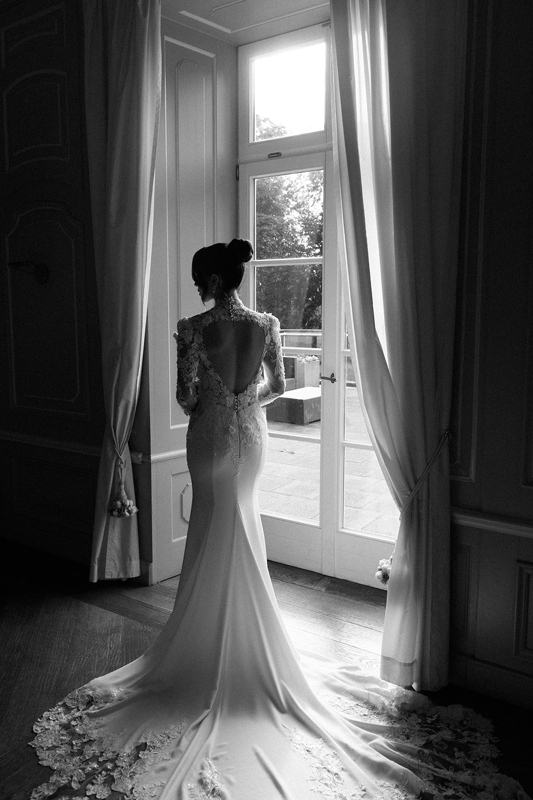 Braut steht vor dem Fenster