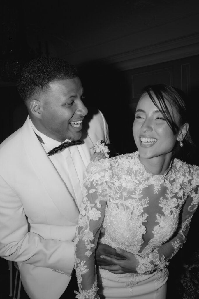 Lachendes Hochzeitspaar