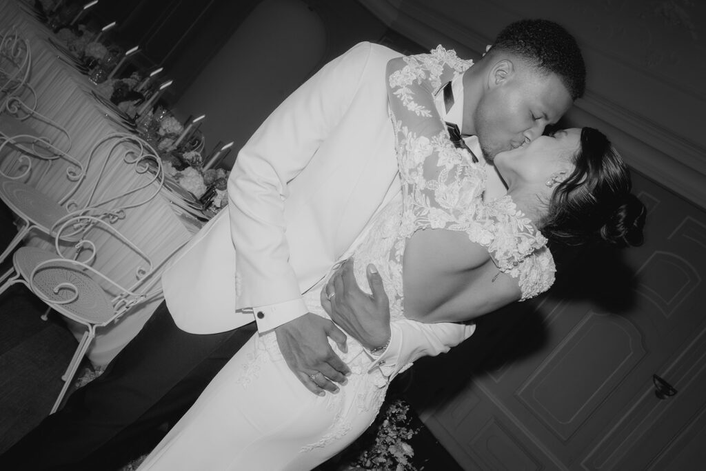 Brautpaar küssen sich