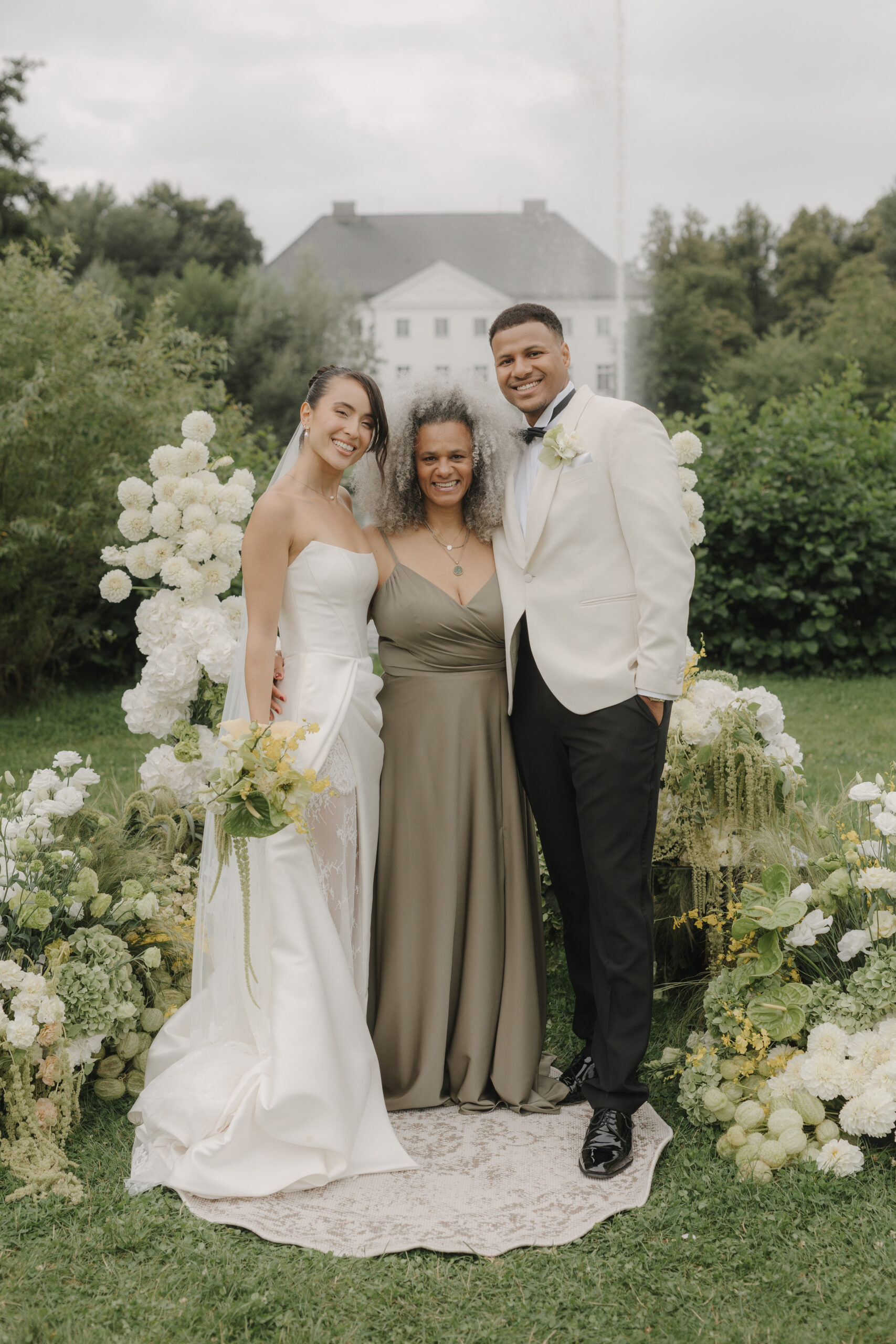 Brautpaar mit Hochzeitssängerin