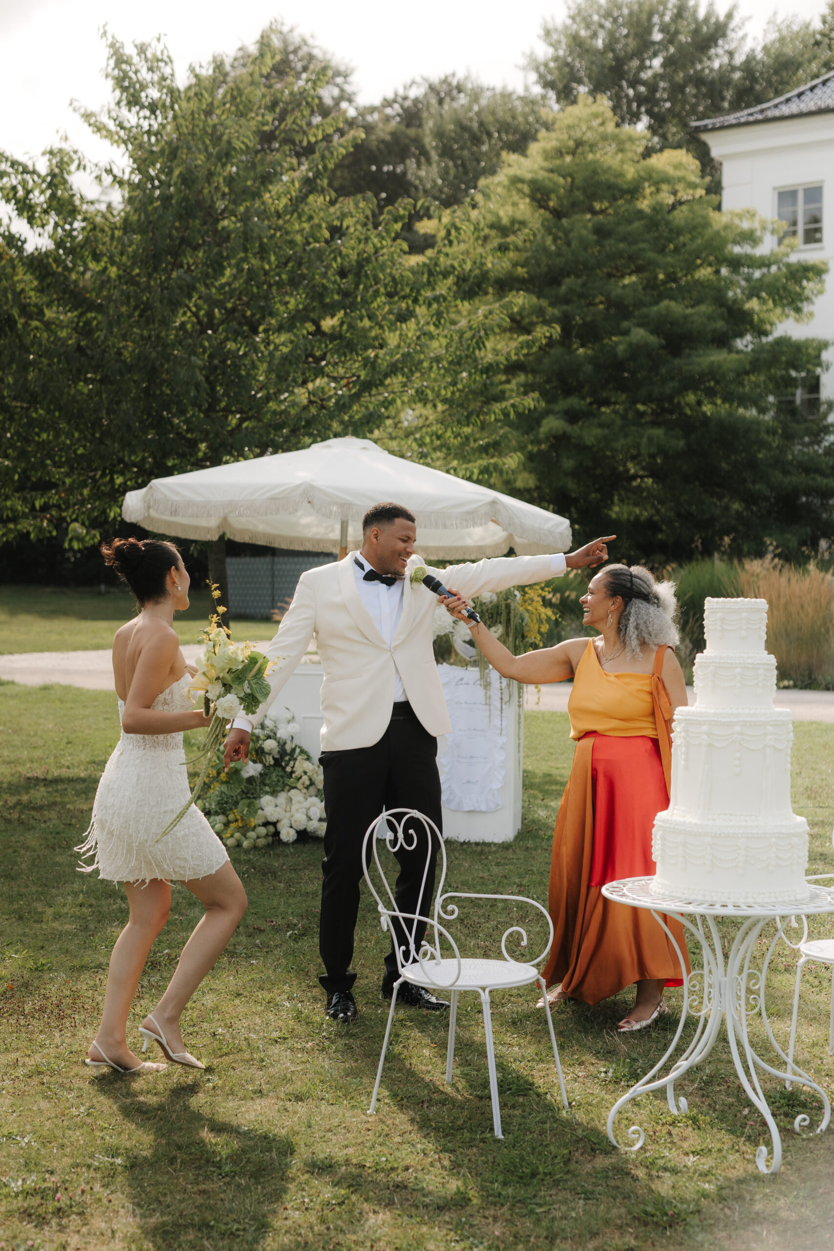 Bräutigam singt mit Hochzeitssängerin