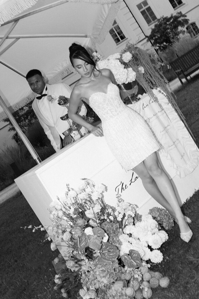 Brautpaar im Schlossgarten an der Bar