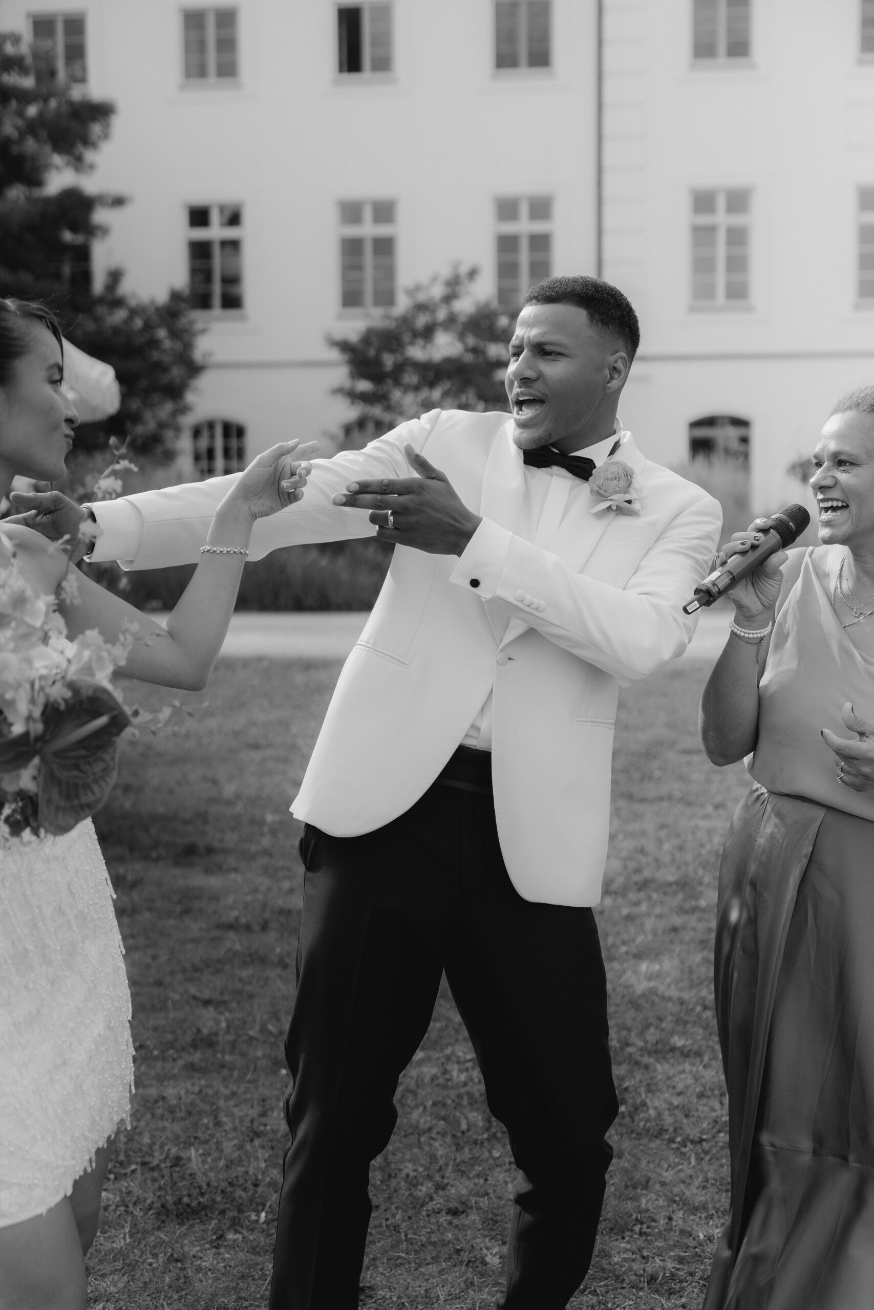 Hochzeitspaar tanzt mit Hochzeitssängerin