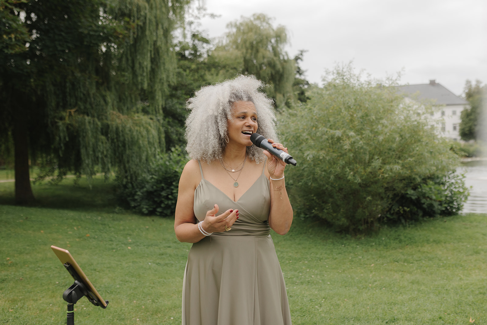 Hochzeitssängerin singt